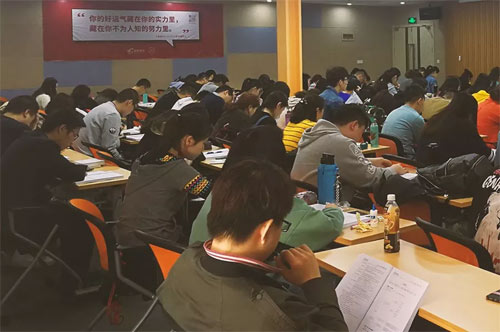 28岁，AICPA持证三年，年入30万：我不是天才，我只是把时间花在这3件事上